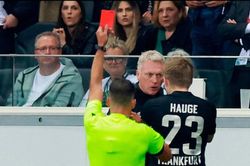 HLV David Moyes bị đuổi khỏi sân sau khi sút vào cậu bé nhặt bóng