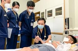 Nuôi rắn lục đuôi đỏ làm 'thú cưng', bé 13 tuổi phải nhập viện cấp cứu