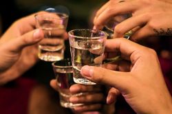 Gọi cảnh sát để thoát cảnh bạn ép uống rượu, người đàn ông bị tạm giữ