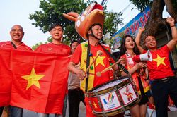 Vạn người đổ về sân Việt Trì cổ vũ U23 Việt Nam đại chiến U23 Indonesia