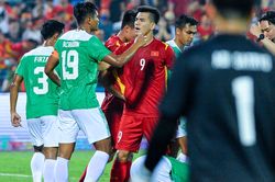 Đối phương vào bóng thô bạo, cầu thủ U23 Việt Nam liên tục phải né đòn