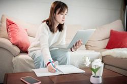 Chồng ức vì vợ kiếm hàng trăm triệu đồng/tháng, biếu nhà nội 'mỗi' 10 triệu