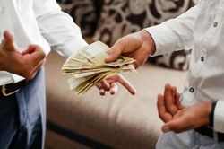 Con trai ngoại tình được mẹ ủng hộ, gã chồng bội bạc còn trơ trẽn đến mức vay tiền cả nhà vợ để bao bồ