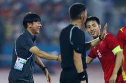 Hùng Dũng bắt tay làm hòa HLV U23 Indonesia