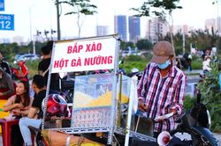 Đô thị vừa nhắc nhở, hàng rong lại tràn ra đường buôn bán