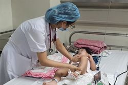 Những em bé nguy kịch, di chứng nặng nề chỉ sau một cơn sốt