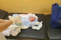 Bé trai một ngày tuổi bị bỏ rơi trong bụi cây ven đường