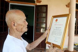 Ký ức 'ăn cơm vắt, đánh giặc Tây' của cựu chiến binh Điện Biên Phủ 100 tuổi ở Nghệ An