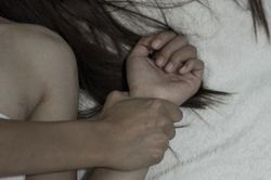 Phát hiện bạn trai có ý đồ xấu xa với con gái mình trên giường, người phụ nữ liền có hành động dứt khoát