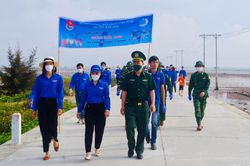 Tuổi trẻ Kim Sơn ra quân làm sạch bờ biển và hưởng ứng Chương trình 'Những bước chân vì cộng đồng chặng 4'