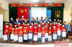 Chương trình tặng quà cho em tại Trung tâm Bảo trợ xã hội tỉnh