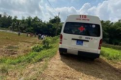 Xe cẩu vướng dây điện cao thế, 2 người trong xe bị điện giật thương vong