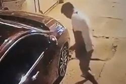 Cầm dao chọc thủng lốp ôtô của hàng xóm