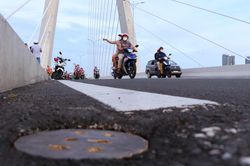 Nắp gỗ chắn rác tạm trên cầu Thủ Thiêm 2 trong lúc chờ thay nắp mới