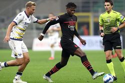 Soi kèo nhà cái Verona vs Milan. Nhận định, dự đoán bóng đá Serie A (01h45, 9/5)