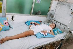 Bị cắt chân do ung thư, bé trai 8 tuổi gào khóc vì tan vỡ giấc mơ trở thành cầu thủ