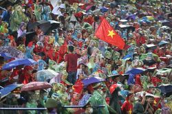 Người hâm mộ đội mưa cổ vũ cho đội tuyển U23 Việt Nam