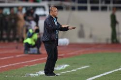 Ông Park lầm lũi đi vào một mình, 6 cầu thủ U23 Việt Nam ở lại tập sau trận hòa Philippines