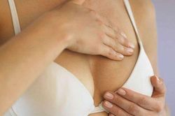 Bôi thuốc làm hồng nhũ hoa, bé 16 tháng tuổi ti mẹ có dấu hiệu dậy thì sớm, chuyên gia cảnh báo những nguy cơ tiềm ẩn!