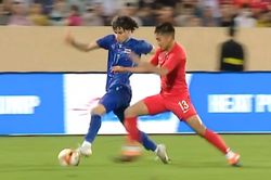 Davis kiếm phạt đền cho U23 Thái Lan