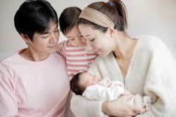 Vợ chồng Dương Di áp lực kinh tế sau khi có con