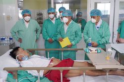 Tặng bằng khen ê kíp ca ghép tim xuyên Việt đặc biệt