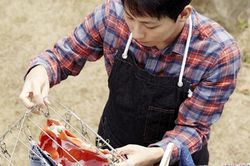 Phục vụ quý bà 65 tuổi, nam bảo mẫu kêu trời dù lương cao