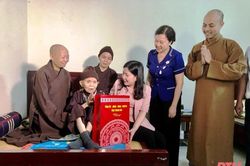 Trưởng ban Dân vận Tỉnh ủy, Chủ tịch Ủy ban MTTQ tỉnh Phạm Thị Thanh Thủy chúc mừng Đại lễ Phật đản 2022