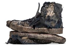 Balenciaga bán giày rách