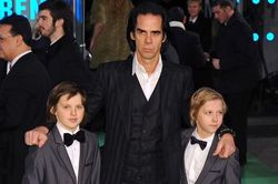 Nick Cave sốc khi mất 2 người con trai trong 7 năm