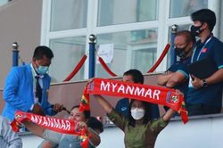 CĐV Myanmar ăn mừng khi đội nhà lên đầu bảng