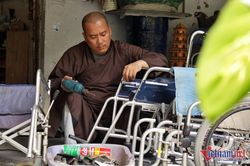 Bên trong ngôi chùa nhỏ, vị sư tái chế ngàn xe lăn tặng người cần