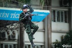 Hàng trăm cảnh sát phô diễn kỹ năng lái mô tô, nổ súng trấn áp tội phạm