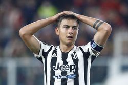 MU ký tự do Dybala, Chelsea dứt điểm Kounde