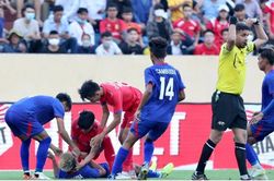Cầu thủ U23 Lào nhanh tay cứu đối thủ khỏi nuốt lưỡi