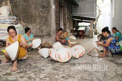 Gìn giữ nghề làm nón truyền thống ở Gia Vượng