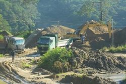 Rầm rộ khai thác cát dưới hình thức nạo vét hồ thủy điện Đa Nhim