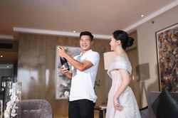 Hai váy cưới siết eo của vợ Hà Đức Chinh