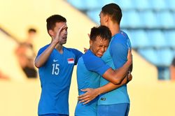Cầu thủ Singapore bật khóc ăn mừng chiến thắng trước U23 Campuchia