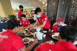 Madam Pang tiếp tế lương thực cho U23 Thái Lan