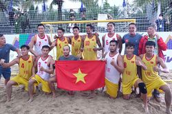 Săn vàng bóng ném và chuyện nữ nhi đá bóng