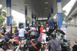 Lo xăng tăng buổi chiều, nhiều người dân Thủ đô tranh thủ đổ xăng từ sáng sớm