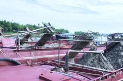 Hà Tĩnh bắt giữ 6 sà lan khai thác cát trái phép trên sông La