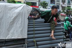 Xe 3 bánh chất hàng như 'lô cốt', bị xử phạt tài xế đổ tại mưu sinh