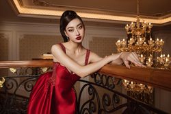 Hoa hậu Lương Thùy Linh hóa quý cô nước Pháp đầy khí chất