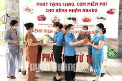 400 suất cháo miễn phí cho bệnh nhân nghèo