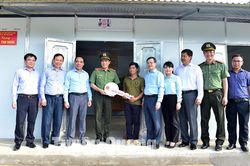 Trao tặng nhà mẫu và kinh phí hỗ trợ xây dựng nhà cho hộ nghèo khó khăn về nhà ở