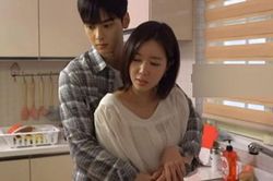 Đi công tác về, ôm vợ từ phía sau mà vợ tôi vô tình nói một câu, hôm sau chúng tôi dẫn nhau ra tòa
