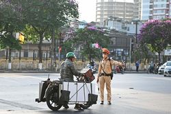 Xe tự chế chở hàng kềnh càng nghênh ngang khắp đường phố Hà Nội