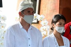 Bị trục xuất khỏi Bali vì chụp ảnh khỏa thân